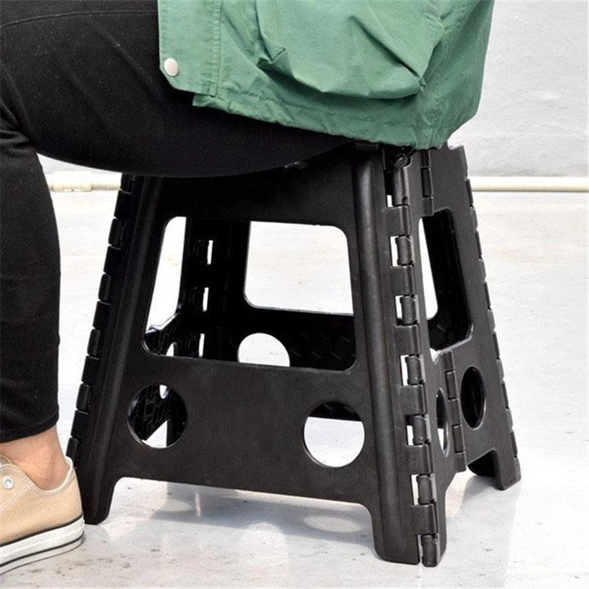 Merkloos Verdikt Kunststof Klapkruk-draagbaar-opvouwbare Kruk-Met Antislip Oppervlak Zwart 29x22cmx45cm 6 Merkloos Verdikt Kunststof Klapkruk-draagbaar-opvouwbare Kruk-Met Antislip Oppervlak Zwart 29x22cmx45cm - Afbeelding 4