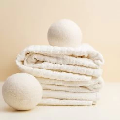 Apeiron Drogerballen - Droogballen - 6 XL Wasbollen - Droger - Duurzaam - Wasmachine - Wasverzachter - Energie Besparen - Zero Waste - Schapenvacht - Wol -Schoonmaakproducten Winkel 1200x1200 510