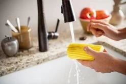 Scrub Daddy Damp Duster - Wonder Stoffer - Geel 9 Scrub Daddy Damp Duster - Wonder Stoffer - Geel -Schoonmaakproducten Winkel 1200x802 2