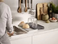 Joseph Joseph - Tier - Afdruipmat - Uitschuifbaar - Grijs 26 Joseph Joseph - Tier - Afdruipmat - Uitschuifbaar - Grijs -Schoonmaakproducten Winkel 1200x900 24